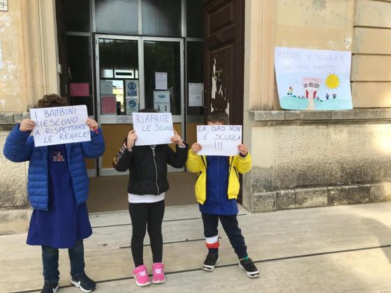 Bambini in grembiule davanti alle scuole: in tutta la Puglia genitori in protesta per la chiusura - Corriere Salentino