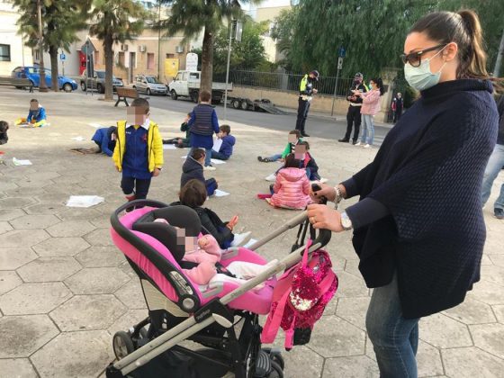 Bambini in grembiule davanti alle scuole: in tutta la Puglia genitori in protesta per la chiusura - Corriere Salentino