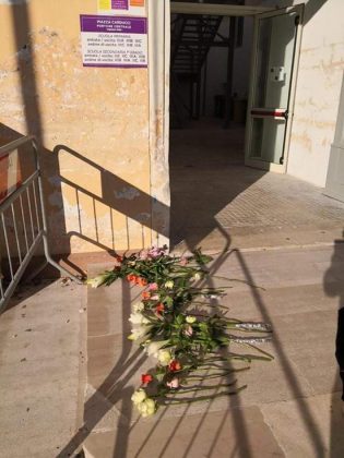 Bambini in grembiule davanti alle scuole: in tutta la Puglia genitori in protesta per la chiusura - Corriere Salentino