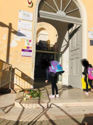 Bambini in grembiule davanti alle scuole: in tutta la Puglia genitori in protesta per la chiusura - Corriere Salentino