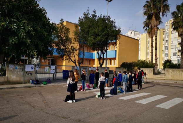 Bambini in grembiule davanti alle scuole: in tutta la Puglia genitori in protesta per la chiusura - Corriere Salentino