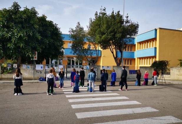 Bambini in grembiule davanti alle scuole: in tutta la Puglia genitori in protesta per la chiusura - Corriere Salentino