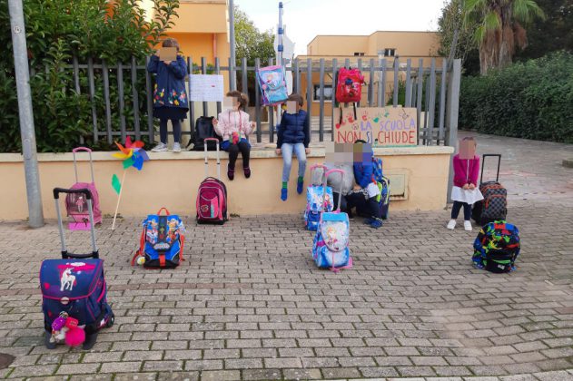 Bambini in grembiule davanti alle scuole: in tutta la Puglia genitori in protesta per la chiusura - Corriere Salentino