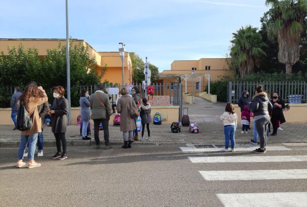 Bambini in grembiule davanti alle scuole: in tutta la Puglia genitori in protesta per la chiusura - Corriere Salentino