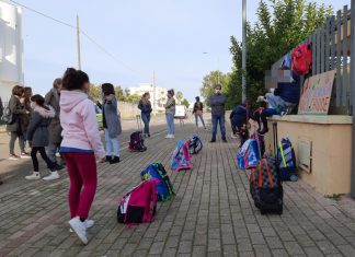 Bambini in grembiule davanti alle scuole: in tutta la Puglia genitori in protesta per la chiusura