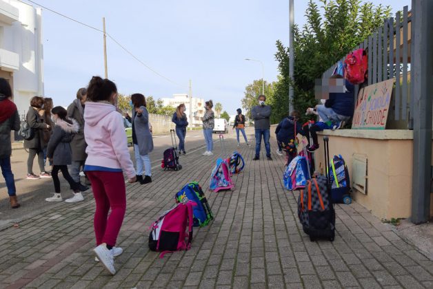 Bambini in grembiule davanti alle scuole: in tutta la Puglia genitori in protesta per la chiusura - Corriere Salentino