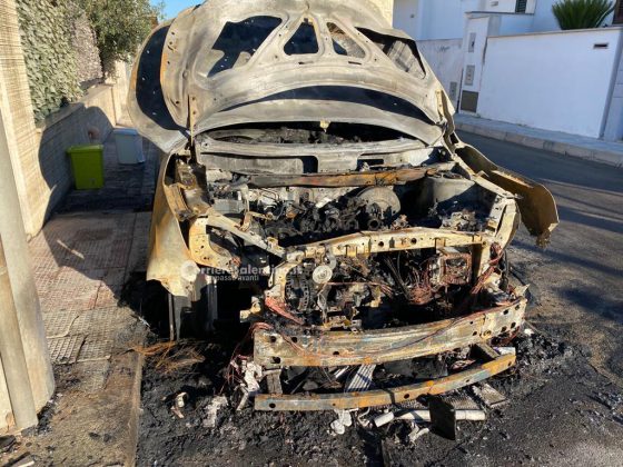 Misterioso rogo in provincia, fiamme avvolgono la Qashqai di un carabiniere tirocinante - Corriere Salentino