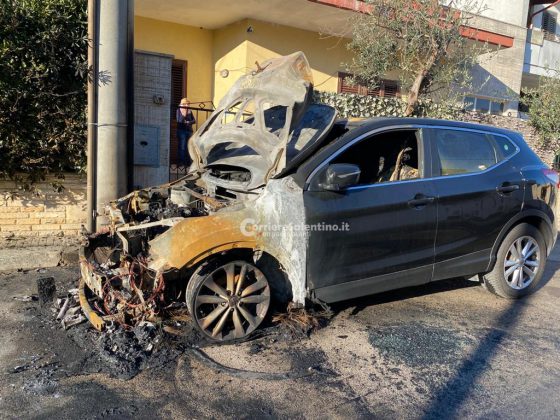 Misterioso rogo in provincia, fiamme avvolgono la Qashqai di un carabiniere tirocinante - Corriere Salentino