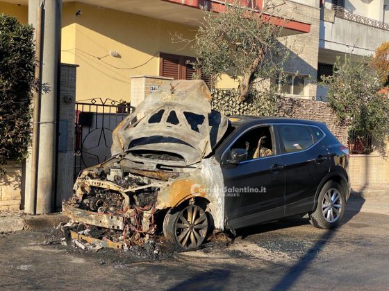 Misterioso rogo in provincia, fiamme avvolgono la Qashqai di un carabiniere tirocinante - Corriere Salentino