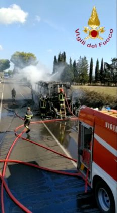 Scende l'ultimo studente, poco dopo il pullman viene avvolto dalle fiamme - Corriere Salentino