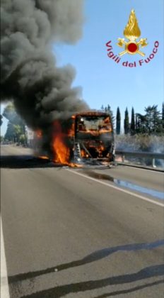 Scende l'ultimo studente, poco dopo il pullman viene avvolto dalle fiamme - Corriere Salentino