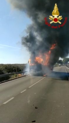 Scende l'ultimo studente, poco dopo il pullman viene avvolto dalle fiamme - Corriere Salentino