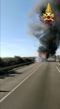 Scende l'ultimo studente, poco dopo il pullman viene avvolto dalle fiamme - Corriere Salentino