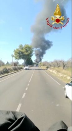 Scende l'ultimo studente, poco dopo il pullman viene avvolto dalle fiamme - Corriere Salentino
