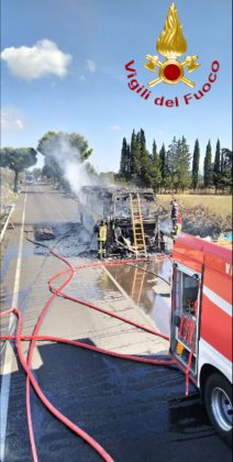 Scende l'ultimo studente, poco dopo il pullman viene avvolto dalle fiamme - Corriere Salentino