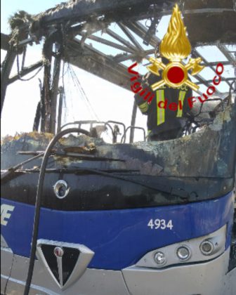Scende l'ultimo studente, poco dopo il pullman viene avvolto dalle fiamme - Corriere Salentino