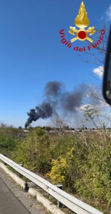 Scende l'ultimo studente, poco dopo il pullman viene avvolto dalle fiamme - Corriere Salentino