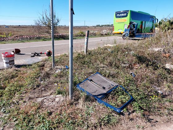 Tragico impatto sulla provinciale: bus travolge apecar. Muore sul colpo 81enne - Corriere Salentino