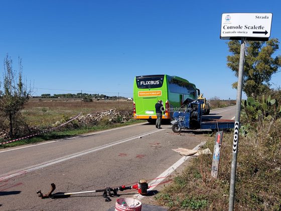 Tragico impatto sulla provinciale: bus travolge apecar. Muore sul colpo 81enne - Corriere Salentino