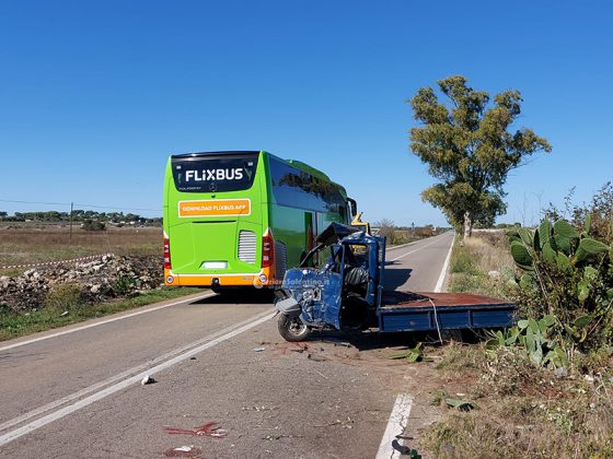 Tragico impatto sulla provinciale: bus travolge apecar. Muore sul colpo 81enne - Corriere Salentino