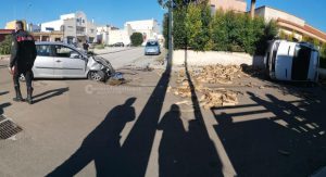 Paura all'incrocio: lo scontro, poi il camion si ribalta. Carico di legna invade la strada - Corriere Salentino