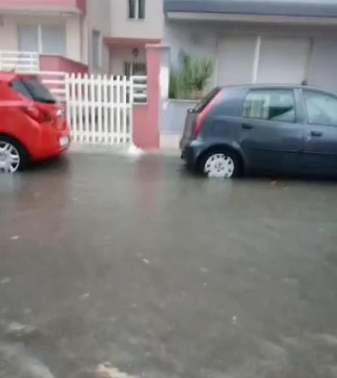 Pioggia torrenziale e vecchi problemi: allagate strade e cantine, salvati automobilisti intrappolati in auto - Corriere Salentino