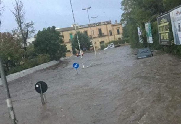 Pioggia torrenziale e vecchi problemi: allagate strade e cantine, salvati automobilisti intrappolati in auto - Corriere Salentino