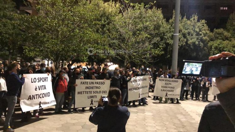 Anche a Lecce cresce la protesta nata sui social di commercianti, gestori di locali: tutti in piazza - Corriere Salentino