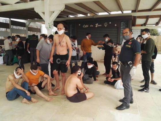 Sbarco all'alba, tra i migranti anche un neonato. Barca arenata, presi gli scafisti. In due con febbre - Corriere Salentino