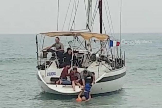 Sbarco all'alba, tra i migranti anche un neonato. Barca arenata, presi gli scafisti. In due con febbre - Corriere Salentino