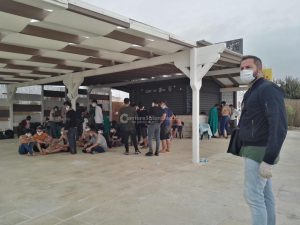 Sbarco all'alba, tra i migranti anche un neonato. Barca arenata, presi gli scafisti. In due con febbre - Corriere Salentino