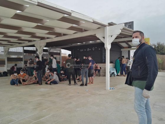 Sbarco all'alba, tra i migranti anche un neonato. Barca arenata, presi gli scafisti. In due con febbre - Corriere Salentino