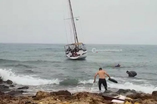 Sbarco all'alba, tra i migranti anche un neonato. Barca arenata, presi gli scafisti. In due con febbre - Corriere Salentino