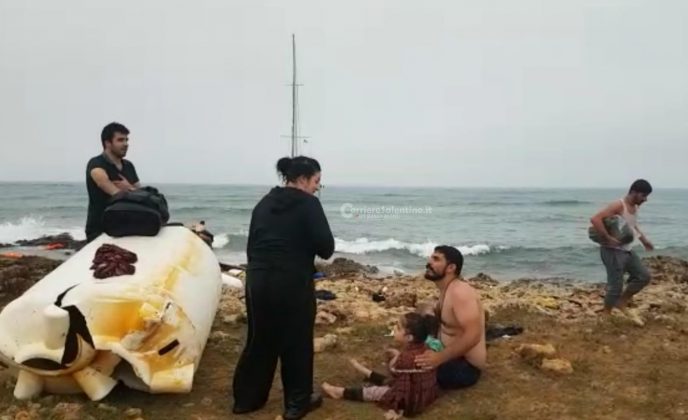 Sbarco all'alba, tra i migranti anche un neonato. Barca arenata, presi gli scafisti. In due con febbre - Corriere Salentino