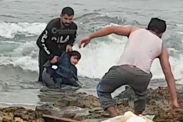 Sbarco all'alba, tra i migranti anche un neonato. Barca arenata, presi gli scafisti. In due con febbre - Corriere Salentino