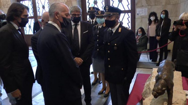 Una pantera in terracotta in memoria di Matteo e Pierluigi, l'omaggio della Questura di Lecce ai colleghi di Trieste - Corriere Salentino