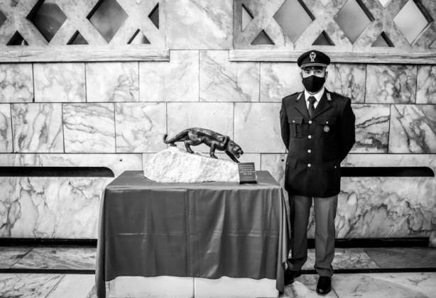 Una pantera in terracotta in memoria di Matteo e Pierluigi, l'omaggio della Questura di Lecce ai colleghi di Trieste - Corriere Salentino