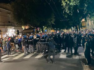 Protesta contro Dpcm: disordini e lanci di fumogeni in centro. Scattano le prime sette denunce - Corriere Salentino