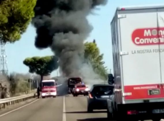 Scende l'ultimo studente, poco dopo il pullman viene avvolto dalle fiamme - Corriere Salentino