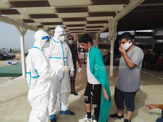 Sbarco all'alba, tra i migranti anche un neonato. Barca arenata, presi gli scafisti. In due con febbre - Corriere Salentino