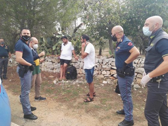 Sbarco all'alba, tra i migranti anche un neonato. Barca arenata, presi gli scafisti. In due con febbre - Corriere Salentino