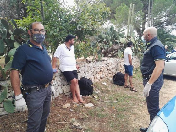 Sbarco all'alba, tra i migranti anche un neonato. Barca arenata, presi gli scafisti. In due con febbre - Corriere Salentino