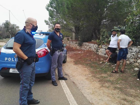 Sbarco all'alba, tra i migranti anche un neonato. Barca arenata, presi gli scafisti. In due con febbre - Corriere Salentino