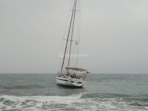 Sbarco all'alba, tra i migranti anche un neonato. Barca arenata, presi gli scafisti. In due con febbre - Corriere Salentino