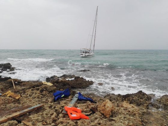Sbarco all'alba, tra i migranti anche un neonato. Barca arenata, presi gli scafisti. In due con febbre - Corriere Salentino