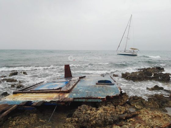 Sbarco all'alba, tra i migranti anche un neonato. Barca arenata, presi gli scafisti. In due con febbre - Corriere Salentino