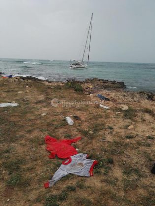 Sbarco all'alba, tra i migranti anche un neonato. Barca arenata, presi gli scafisti. In due con febbre - Corriere Salentino