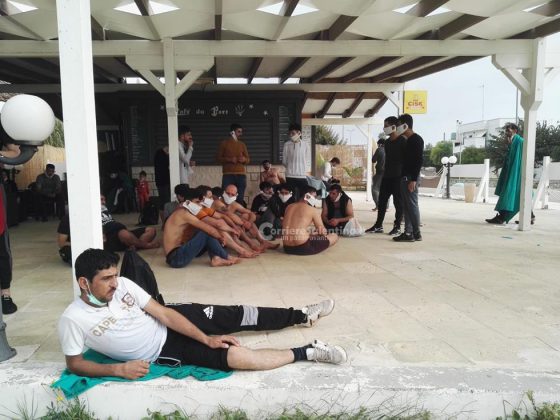 Sbarco all'alba, tra i migranti anche un neonato. Barca arenata, presi gli scafisti. In due con febbre - Corriere Salentino