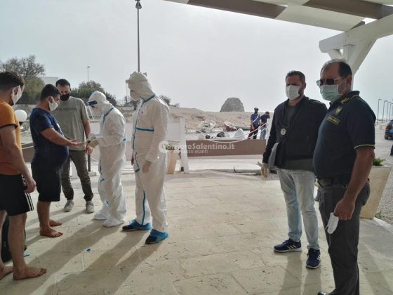 Sbarco all'alba, tra i migranti anche un neonato. Barca arenata, presi gli scafisti. In due con febbre - Corriere Salentino