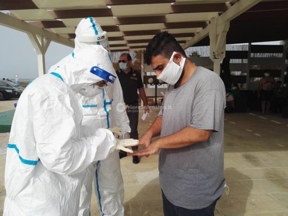 Sbarco all'alba, tra i migranti anche un neonato. Barca arenata, presi gli scafisti. In due con febbre - Corriere Salentino